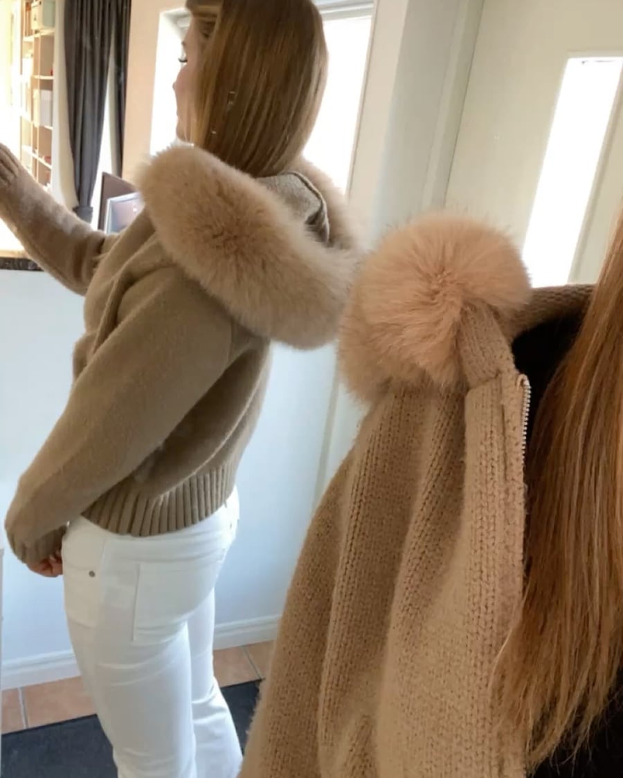 Veste à capuche camel portée de profil, capuche bordée de fausse fourrure