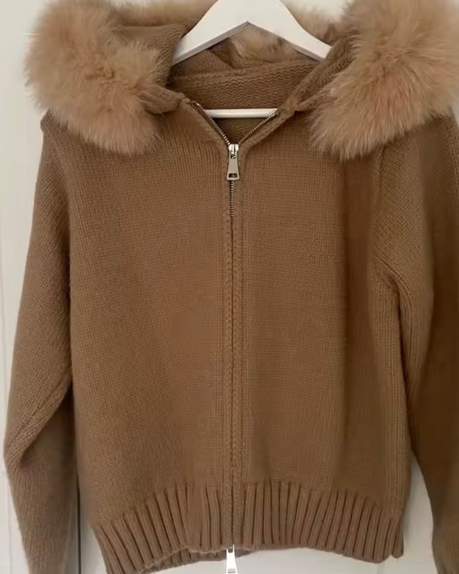 Veste à capuche camel sur cintre, capuche bordée de fausse fourrure beige